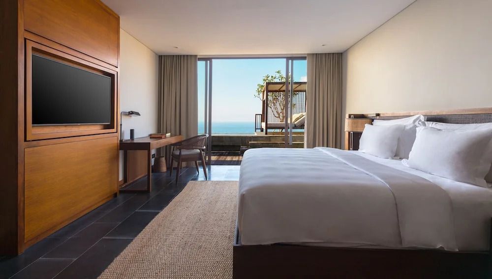 Luxuriöses Schlafzimmer mit großen Fenstern und Meerblick im Six Senses Uluwatu