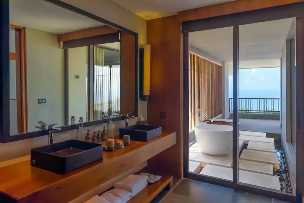 Modernes Badezimmer mit freistehender Badewanne und Meerblick im Six Senses Uluwatu
