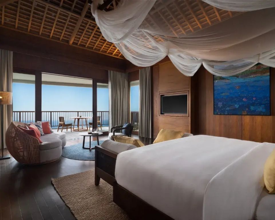 Luxuriöses Schlafzimmer mit Himmelbett und Balkon mit Meerblick