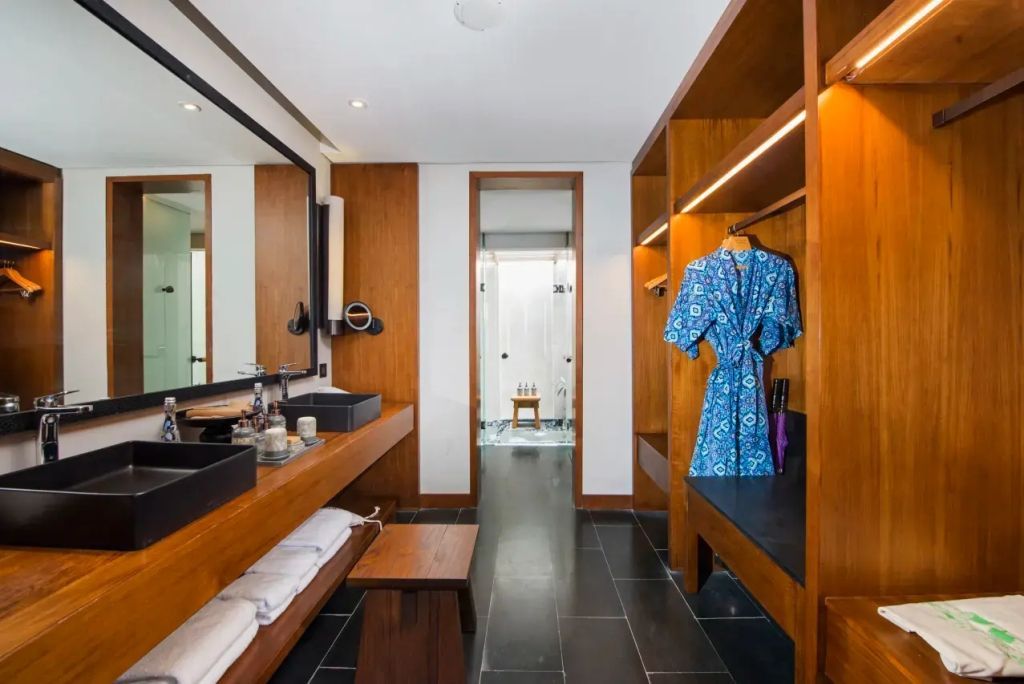 Modernes Badezimmer mit Ankleidebereich und Regendusche