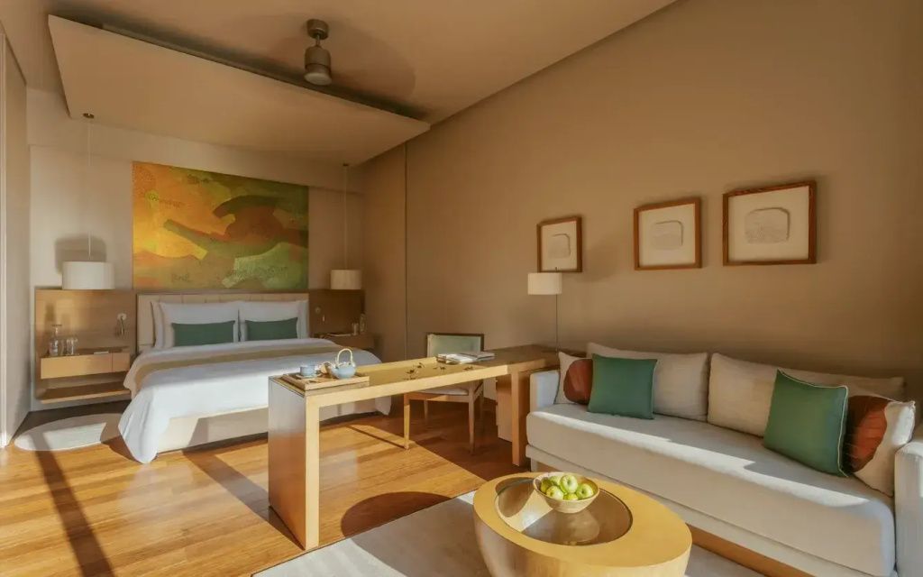 Gemütliches Hotelzimmer mit Doppelbett und hellem Interieur