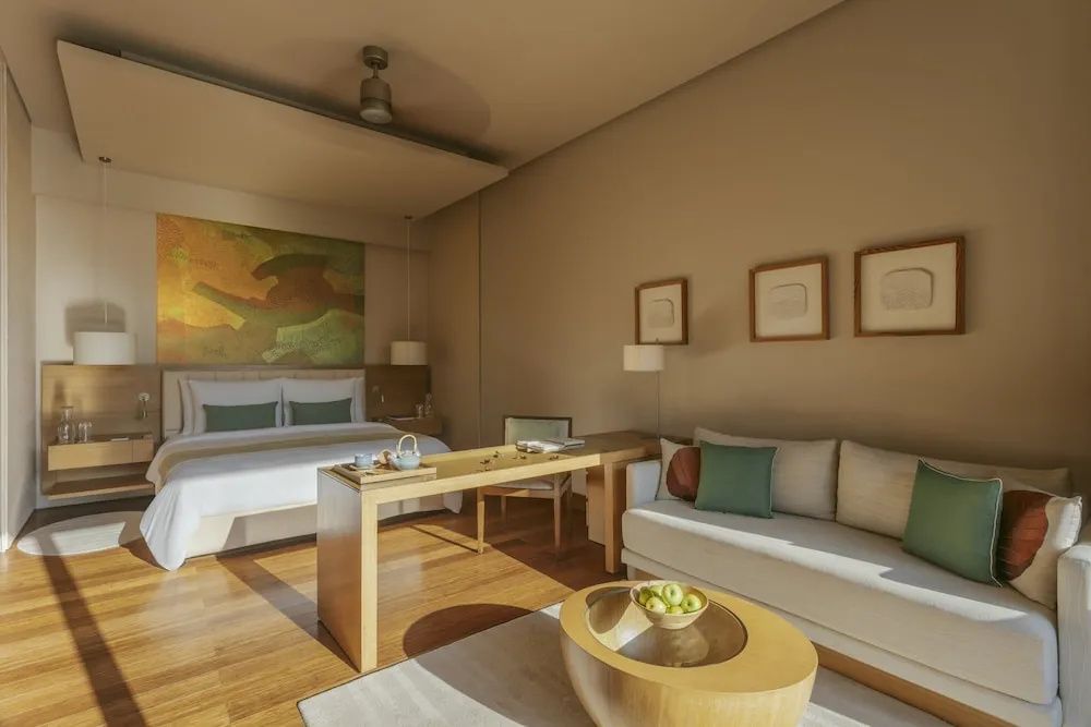 Heller Raum mit Doppelbett modern gestaltet und stilvollen Möbeln