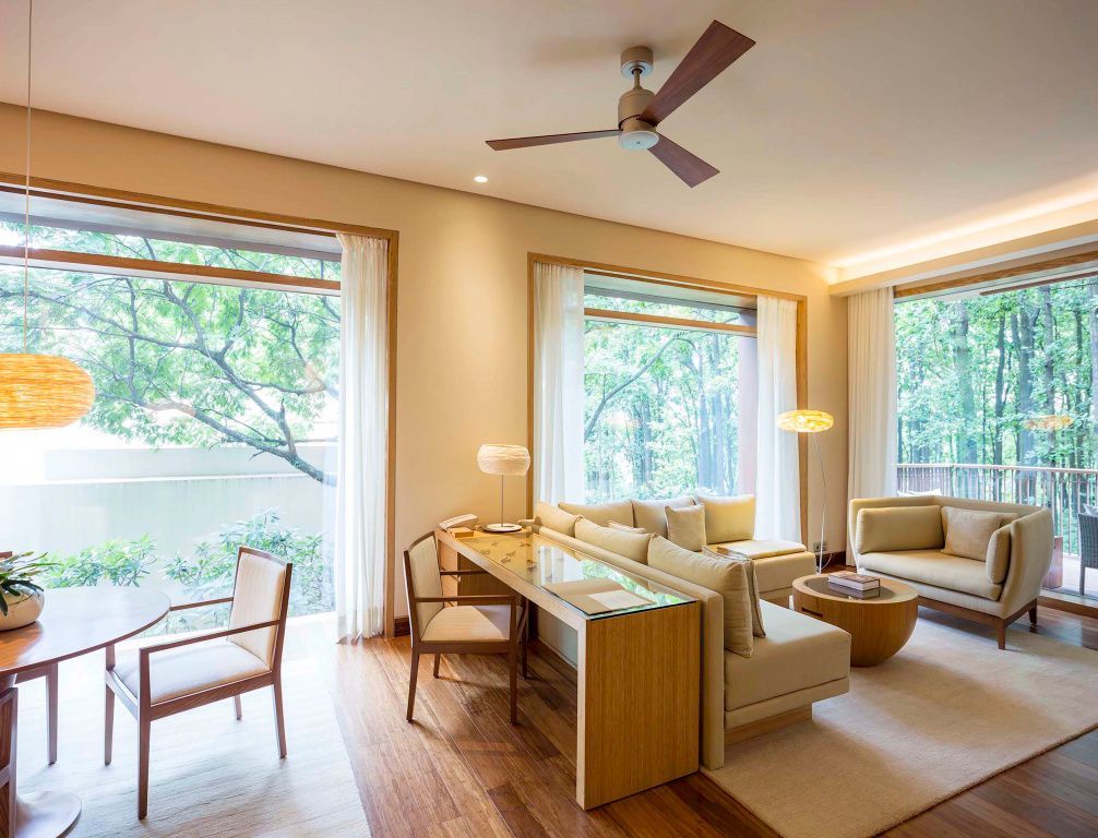 Helle Suite mit großen Fenstern und modernem Design im Six Senses Vana
