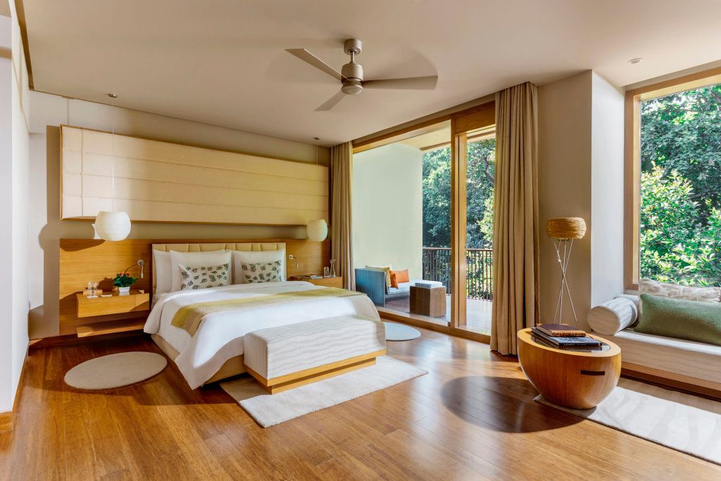 Elegantes Schlafzimmer mit Zugang zur Terrasse im Six Senses Vana