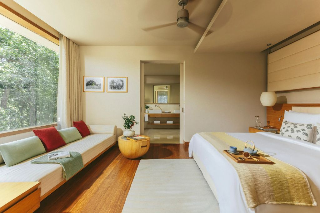 Gemütliche Sitzecke neben einem eleganten Schlafzimmer im Six Senses Vana