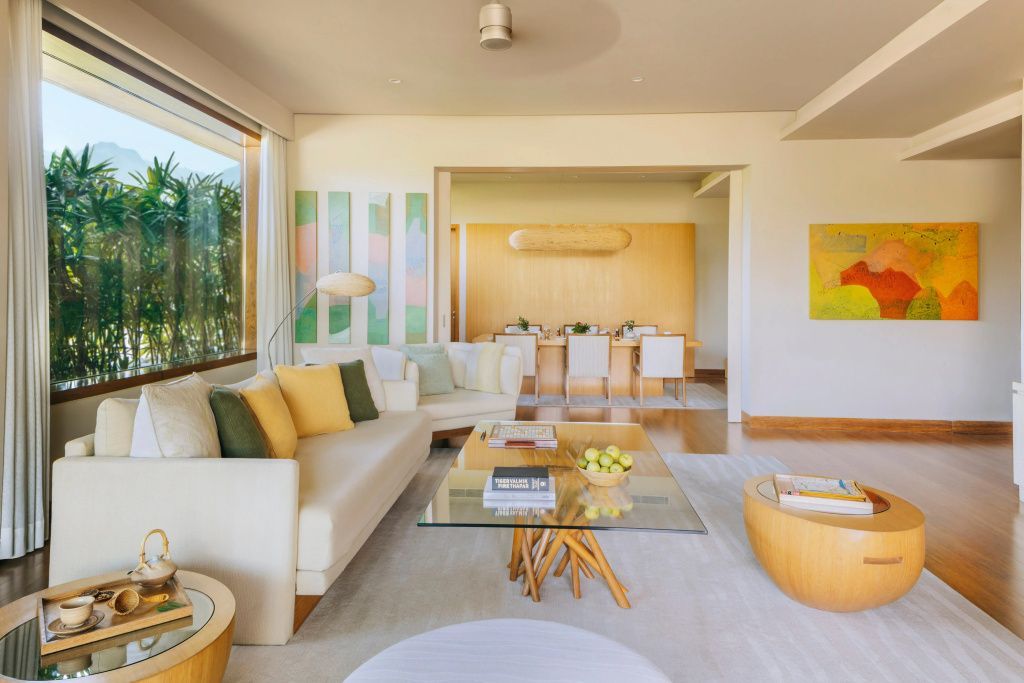 Großer Wohnbereich mit modernen Möbeln im Six Senses Vana