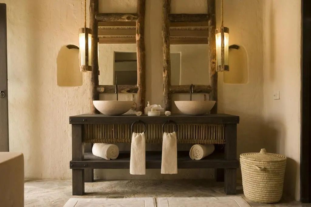Elegantes Badezimmer mit Doppelwaschbecken und rustikalen Holzelementen