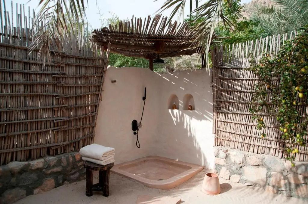 Freiluft-Dusche mit Bambusumrandung und Blick ins Grüne