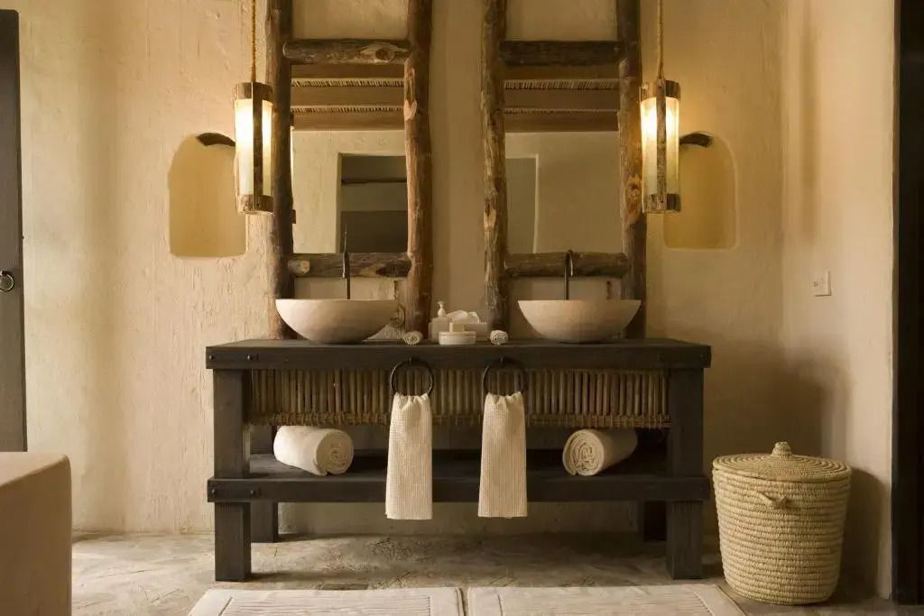 Rustikales Badezimmer mit Naturmaterialien und Doppelwaschbecken in der Pool Villa Suite