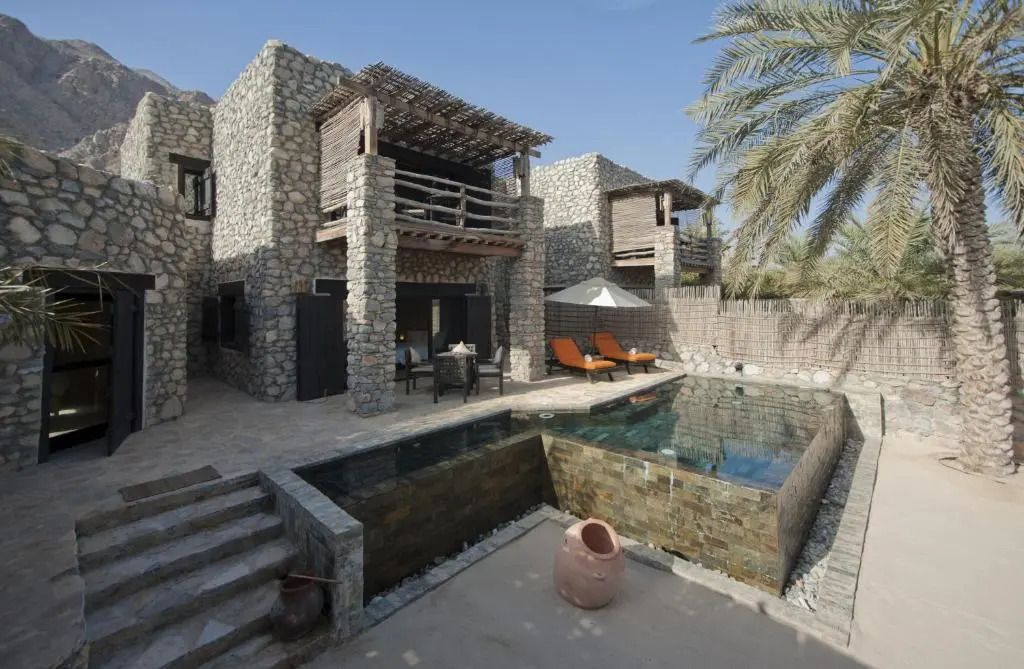 Außenansicht der Pool Villa mit privatem Pool und Palmen