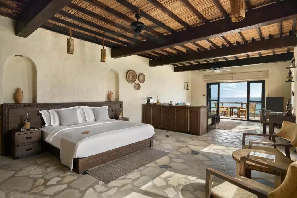 Elegantes Schlafzimmer mit Doppelbett und direktem Zugang zum Balkon