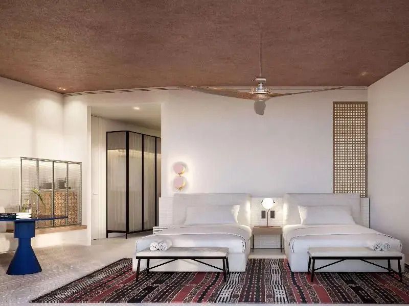 Geräumiges Doppelzimmer mit weißen Betten und stilvollen Details