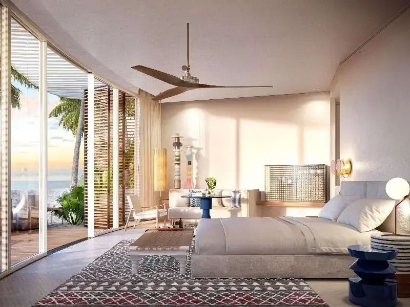 Helles Schlafzimmer mit Balkonzugang und Meerblick