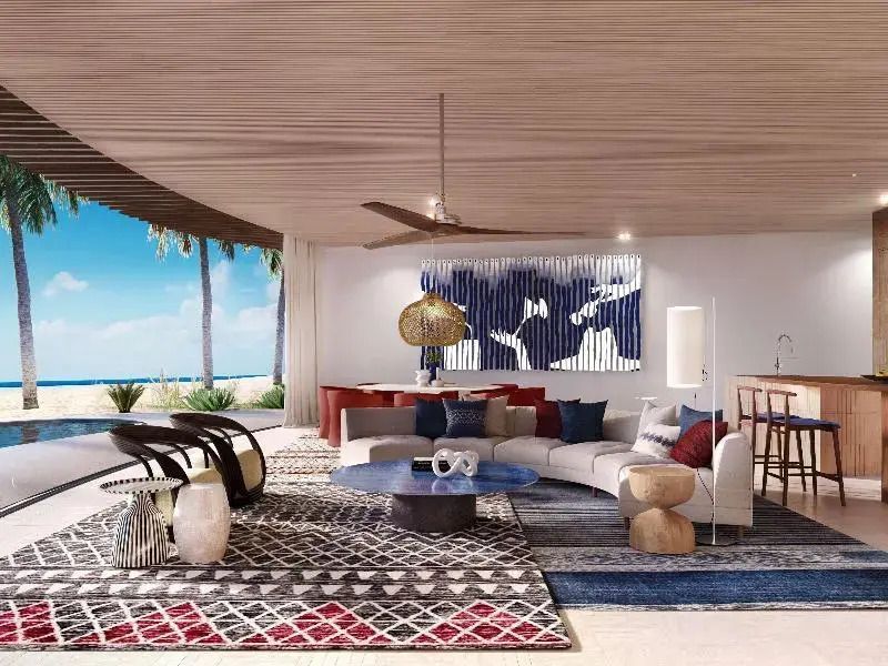 Stilvolles Wohnzimmer mit Meerblick und moderner Kunst