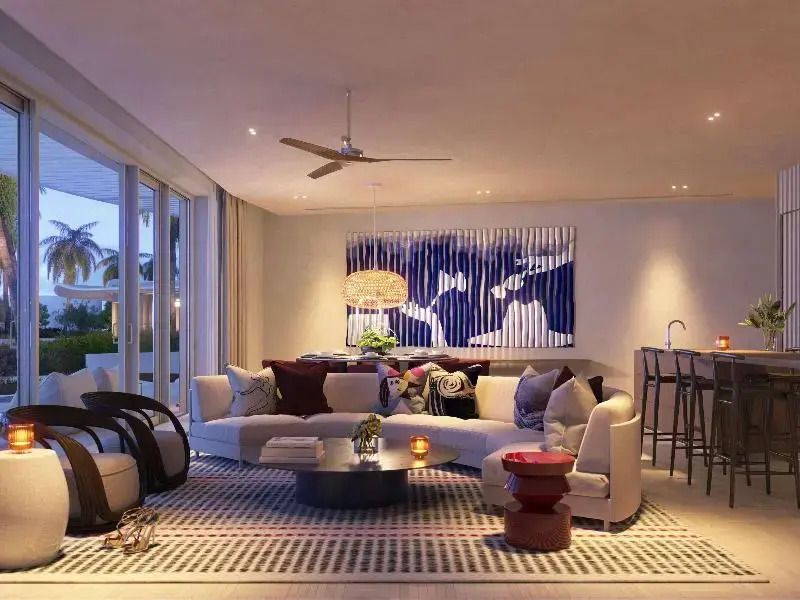 Lichtdurchflutetes Wohnzimmer mit Designerinterieur
