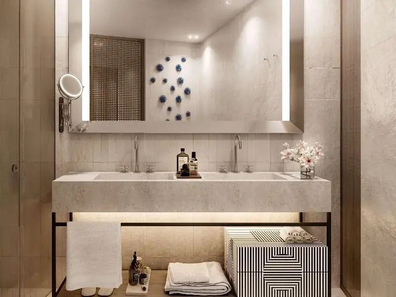 Elegantes Badezimmer mit Doppelwaschbecken und stilvoller Beleuchtung