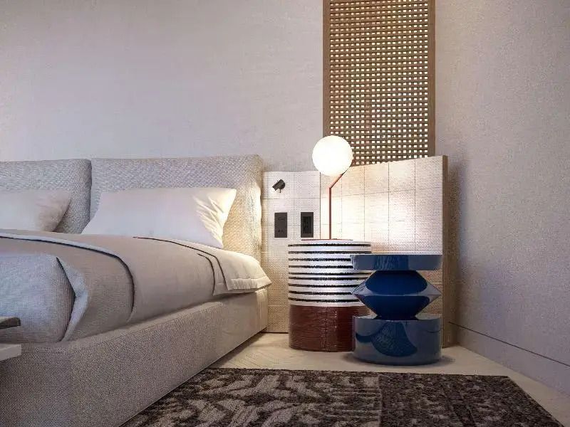Gemütliches Schlafzimmer mit stilvollem Nachttisch und moderner Lampe