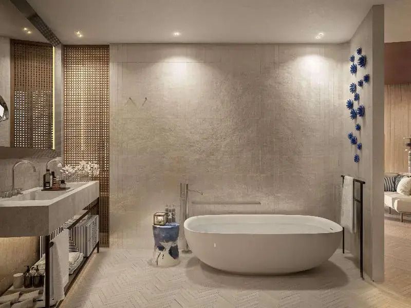 Elegante freistehende Badewanne in luxuriösem Badezimmer