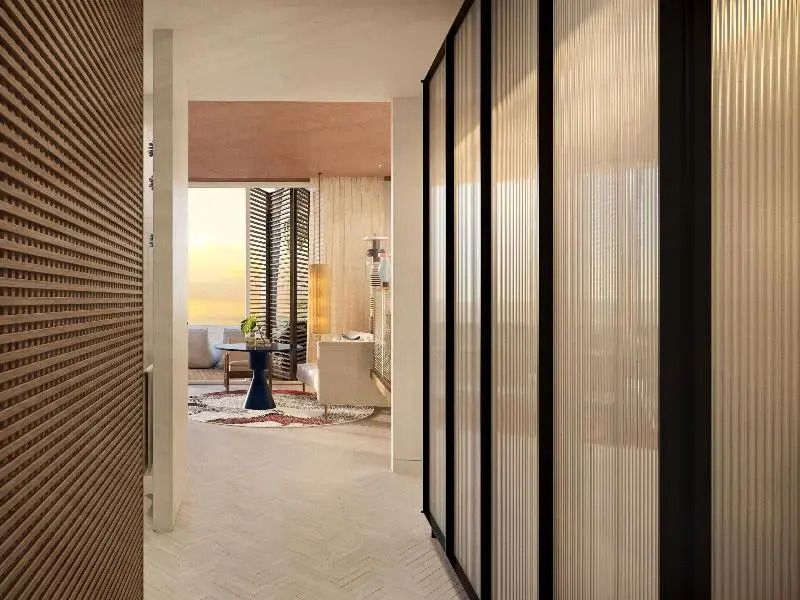 Flur mit Blick in modernes Wohnzimmer und großen Fenstern