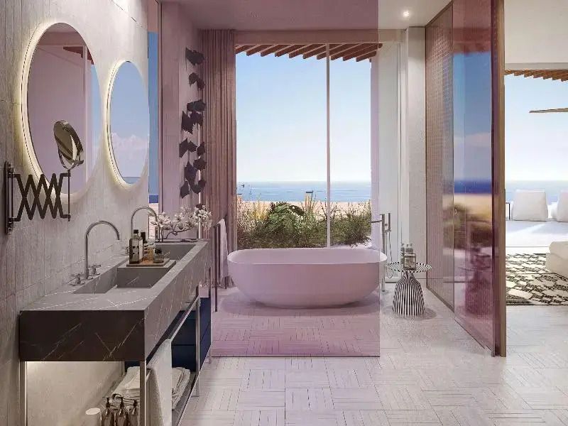 Modernes Badezimmer mit freistehender Badewanne und Meerblick