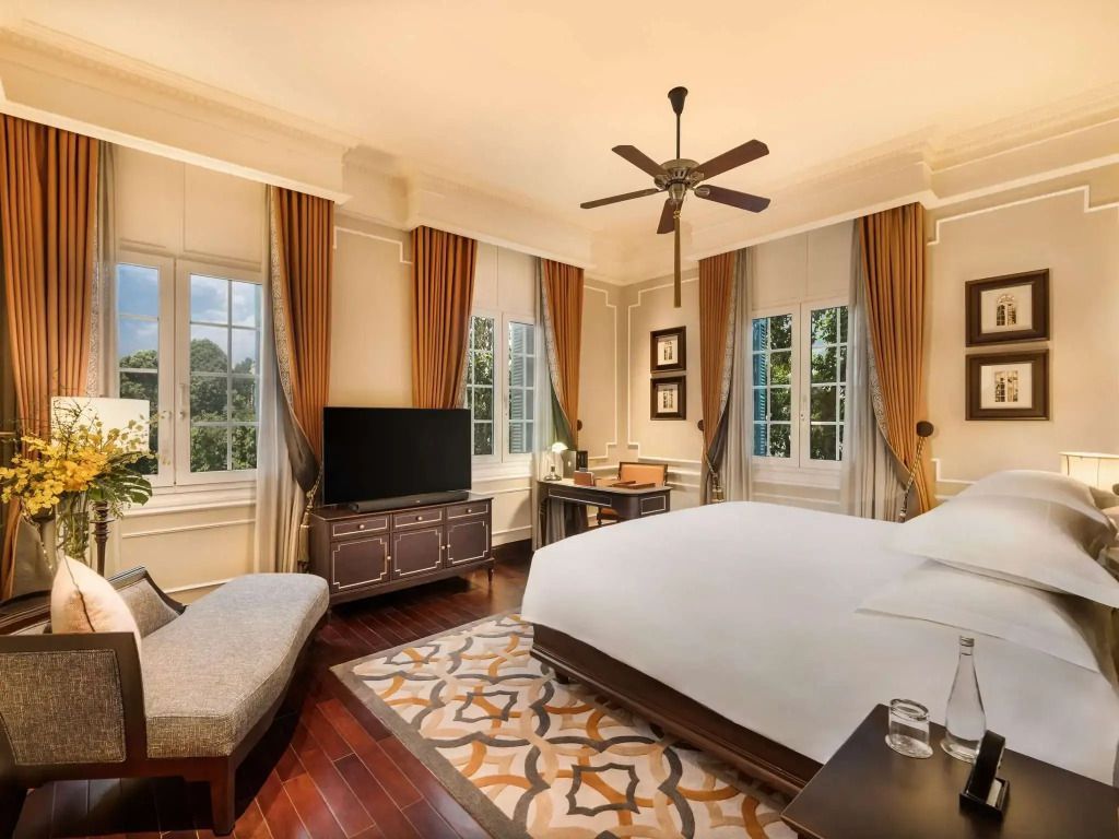 Elegantes Schlafzimmer der Charlie Chaplin Suite mit Doppelbett und Fernseher