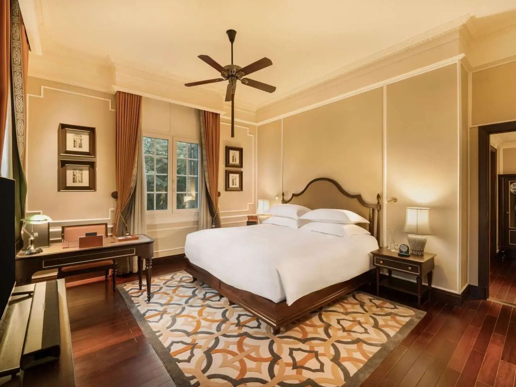 Komfortables Schlafzimmer mit großem Doppelbett und Schreibtisch in der Suite