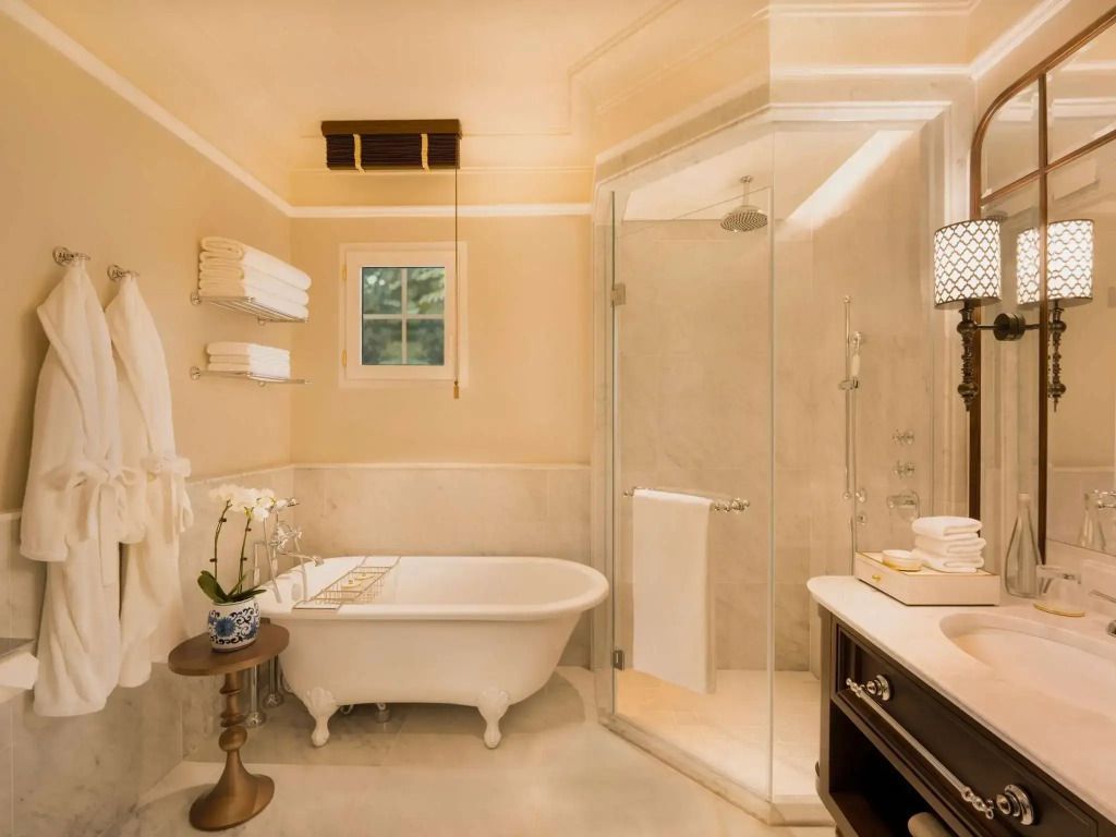 Luxuriöses Badezimmer mit freistehender Badewanne und moderner Dusche