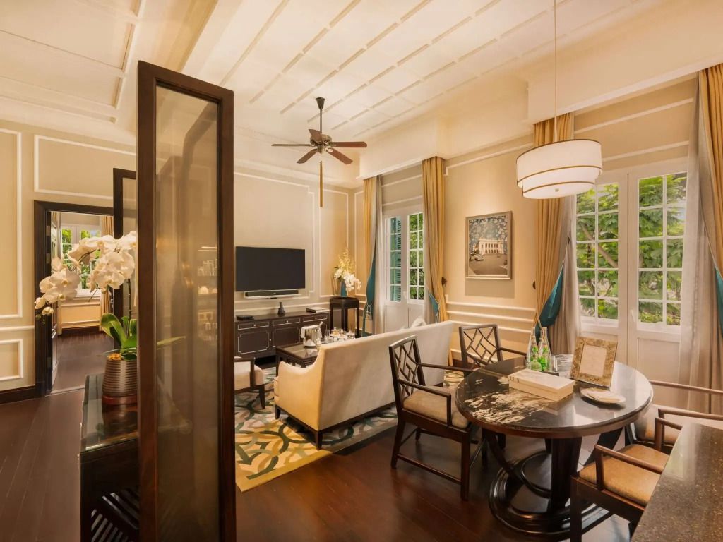 Eleganter Wohnbereich mit gemütlichen Sofas und großen Fenstern in der Graham Greene Suite