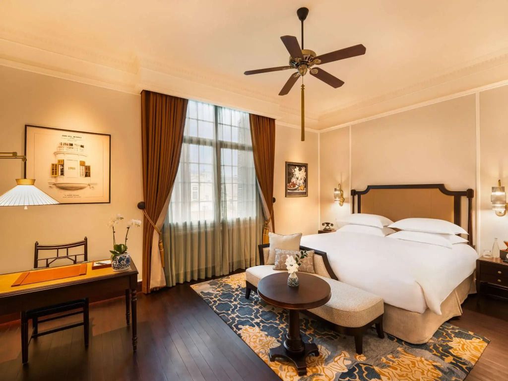 Großzügiges Doppelzimmer mit luxuriöser Einrichtung und eleganten Vorhängen