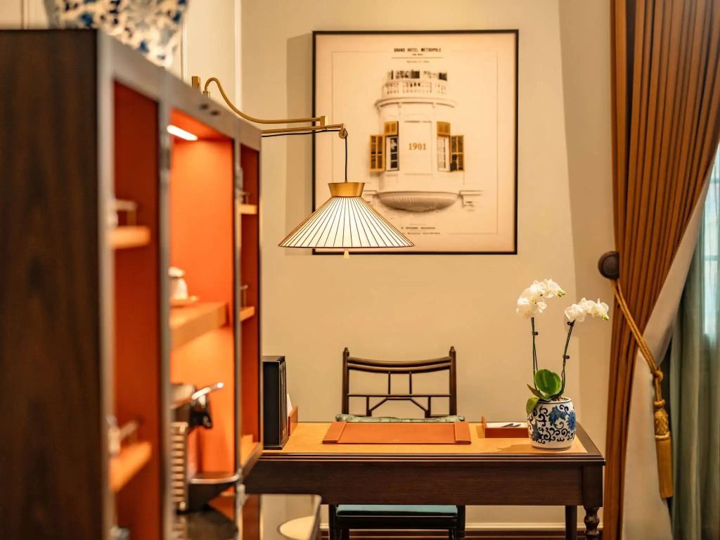 Schreibtischbereich im Zimmer mit kunstvollen Details und eleganter Beleuchtung