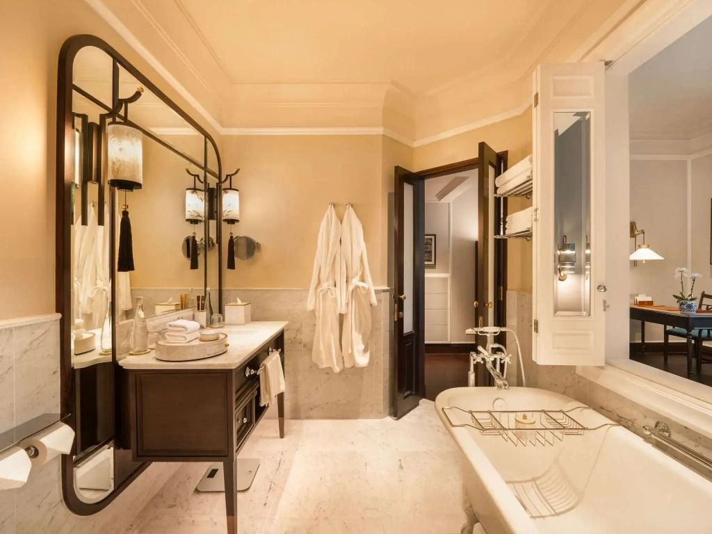 Luxuriöses Badezimmer mit edler Ausstattung und gemütlicher Badewanne