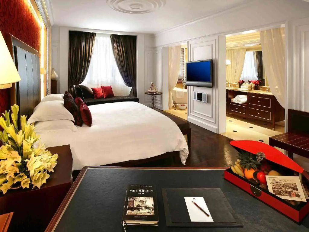 Geräumiges Doppelzimmer mit edlem Dekor und modernem Bad im Sofitel Legend Metropole Hanoi.