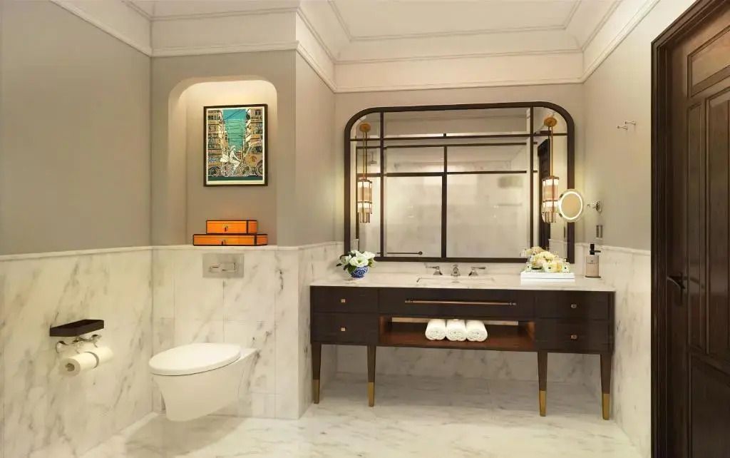 Modernes Badezimmer mit Marmordetails und stilvollen Armaturen.