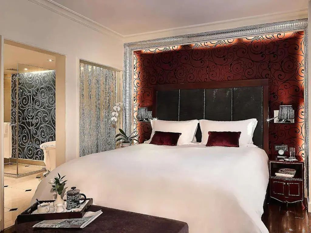 Elegantes Schlafzimmer mit luxuriösem Doppelbett und stilvollen Details.