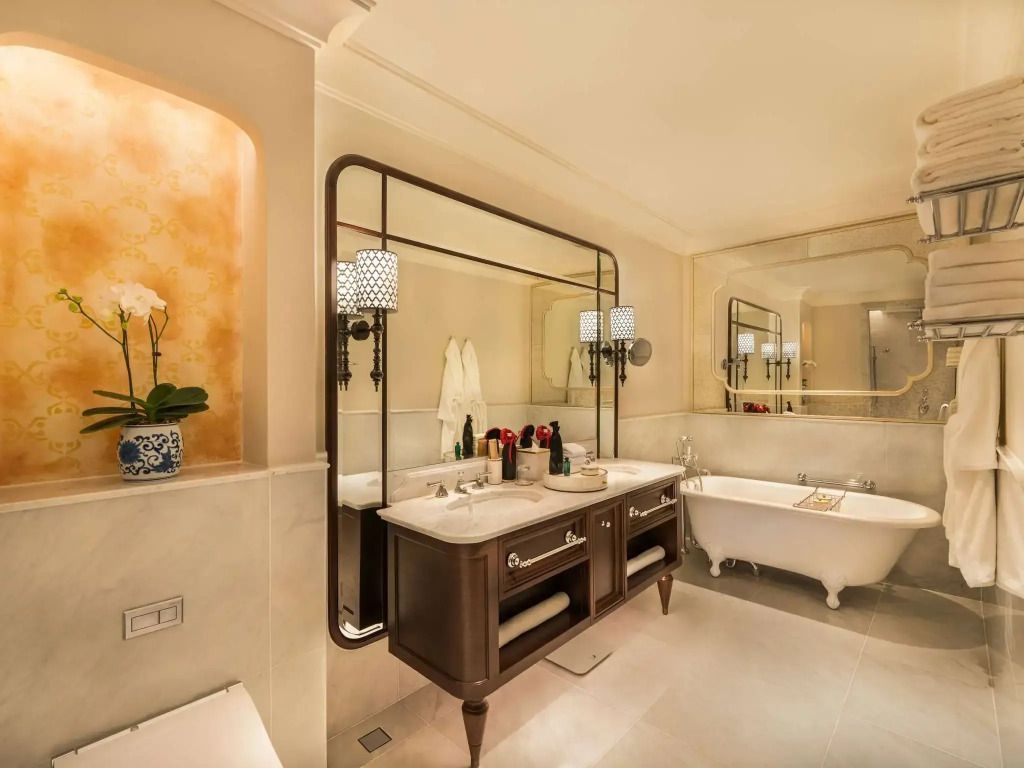 Luxuriöses Badezimmer mit Doppelwaschbecken, großer Badewanne und eleganten Details.