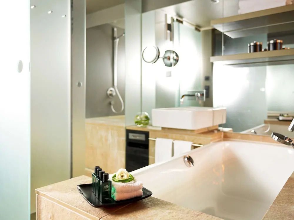 Luxuriöses Badezimmer mit moderner Ausstattung und dekorativen Details.