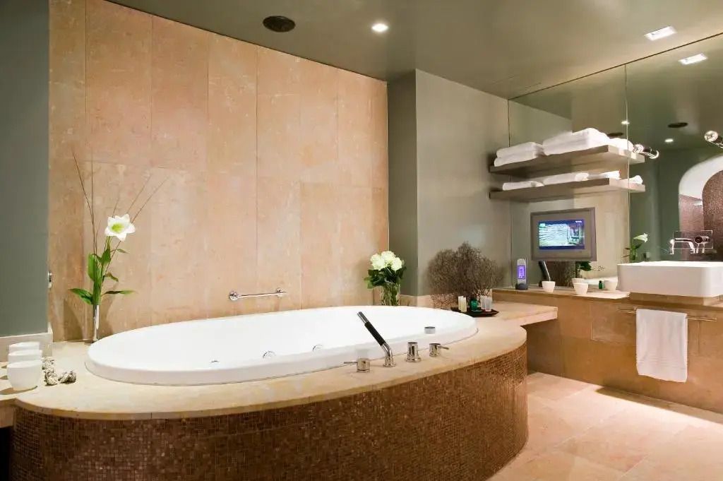 Luxuriöses Badezimmer mit großer runder Badewanne und eleganter Ausstattung