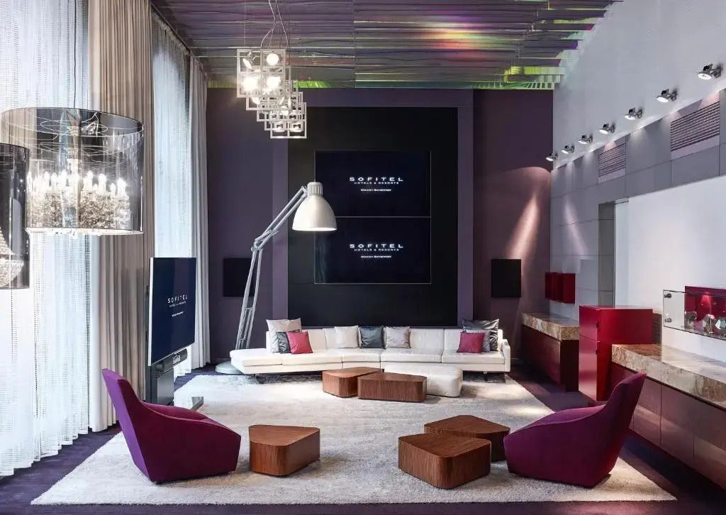 Eleganter Lounge-Bereich mit moderner Einrichtung und gemütlichen Sitzgelegenheiten