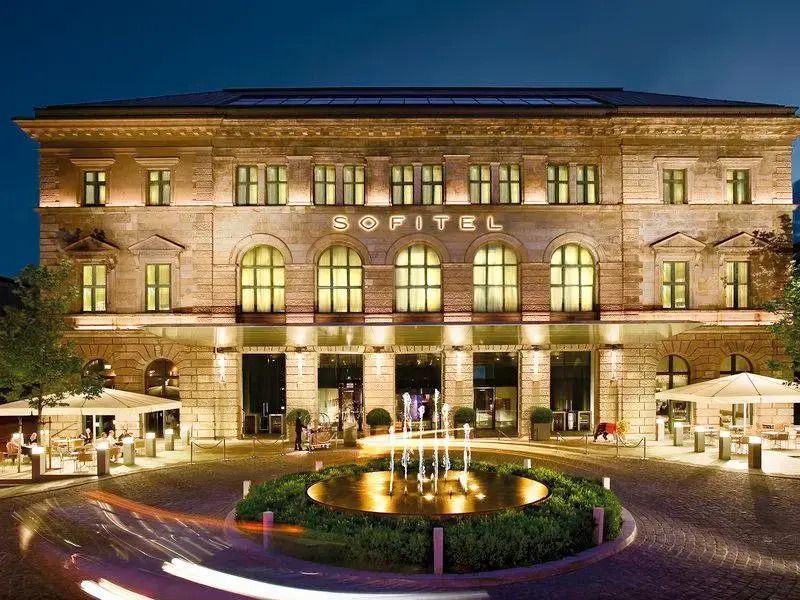 Nächtliche Ansicht der beleuchteten Hotelfassade