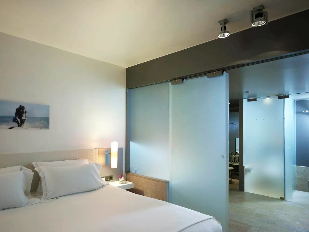Helles Schlafzimmer mit Doppelbett und moderner Einrichtung