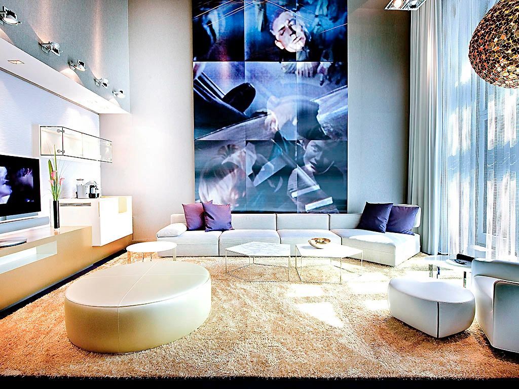 Großzügiges Wohnzimmer mit reichlich Tageslicht und moderner Dekoration
