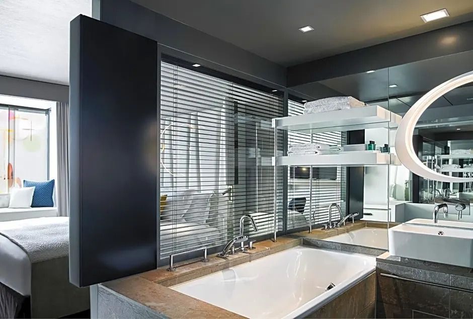 Modernes Badezimmer mit großer Badewanne und stilvollem Design