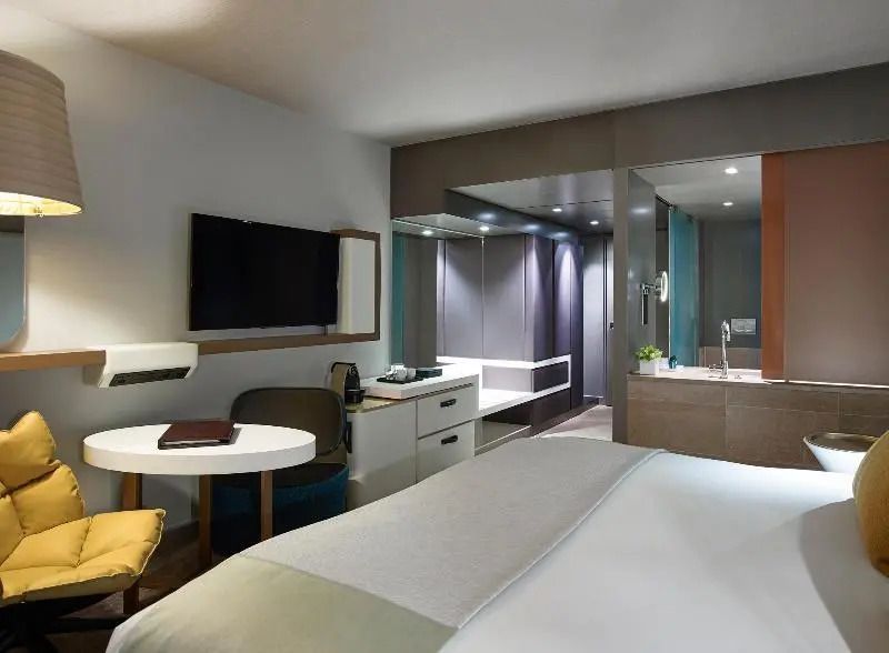 Geräumiges Doppelzimmer mit Bett, TV, Schreibtisch und modernem Dekor