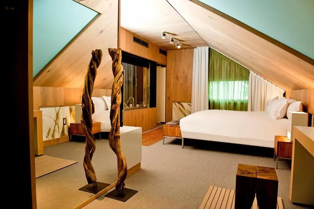 Hohes Schlafzimmer mit Holzdekor und Spiegel in der Opera Suite
