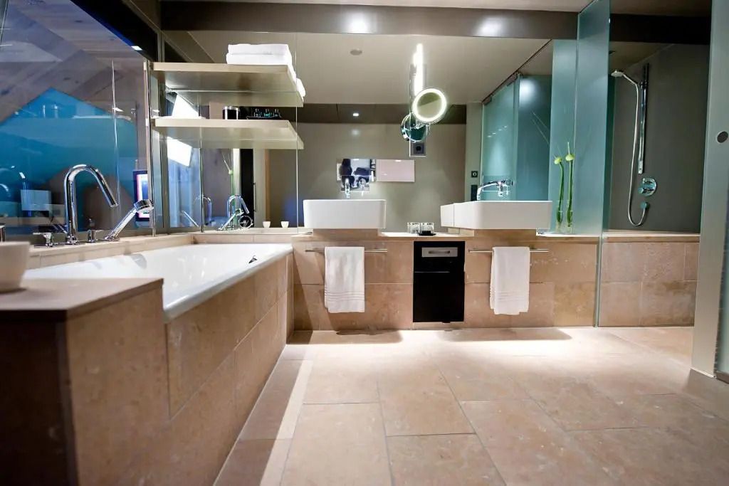 Modernes Badezimmer mit zwei Waschbecken und Badewanne