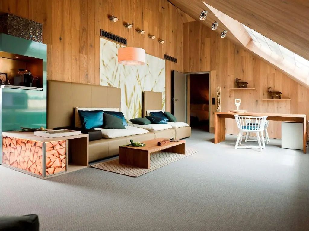Wohnbereich mit Sofa und Holzwänden in der Opera Suite