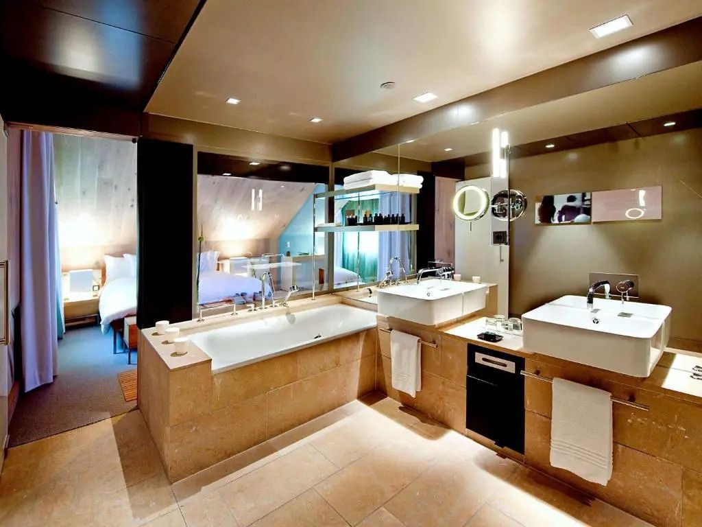 Geräumiges Badezimmer mit Badewanne und Doppelwaschbecken in der Suite