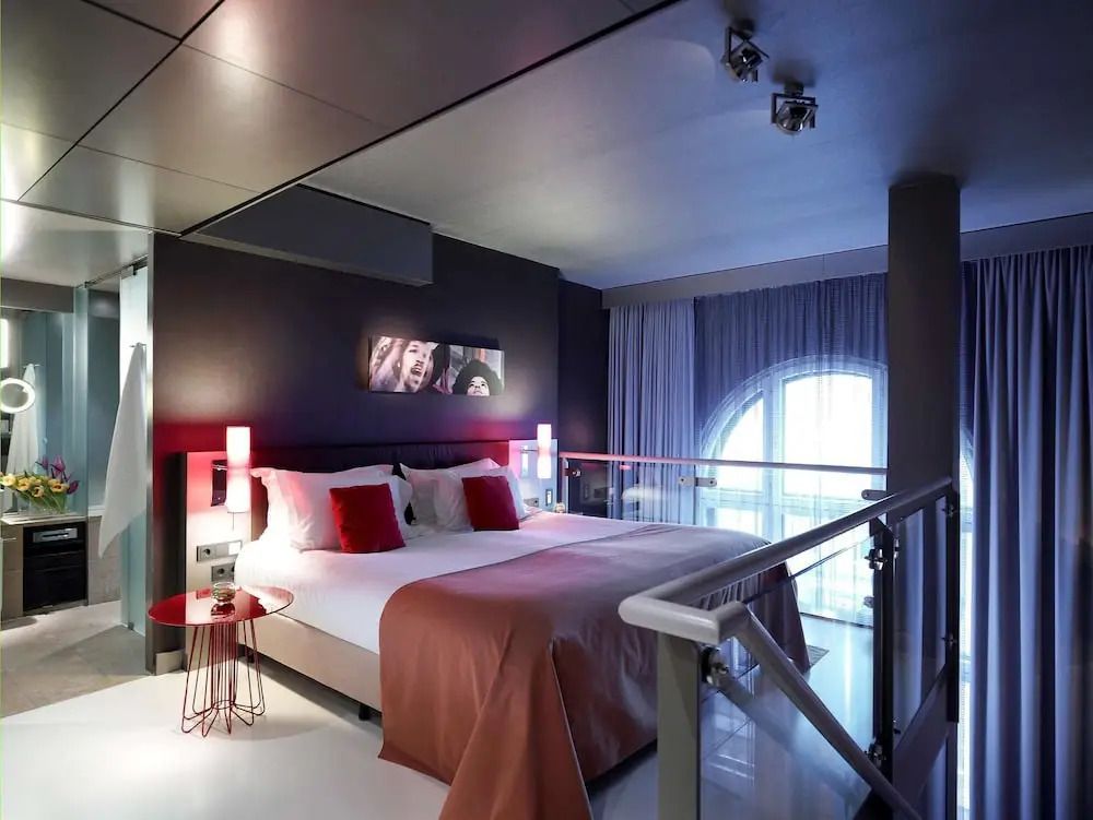 Elegantes Schlafzimmer in der Prestige Doppel Suite mit Doppelbett und moderner Einrichtung