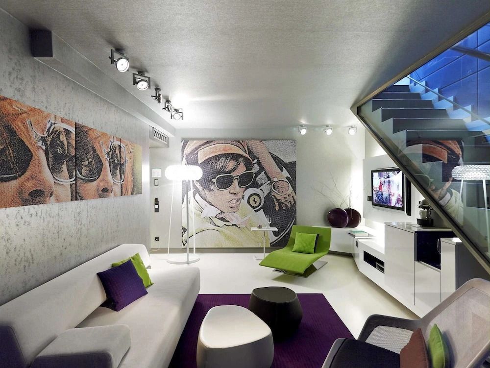 Chice Wohnzimmer-Einrichtung in der Prestige Suite mit farbenfroher Kunst und Möbeln