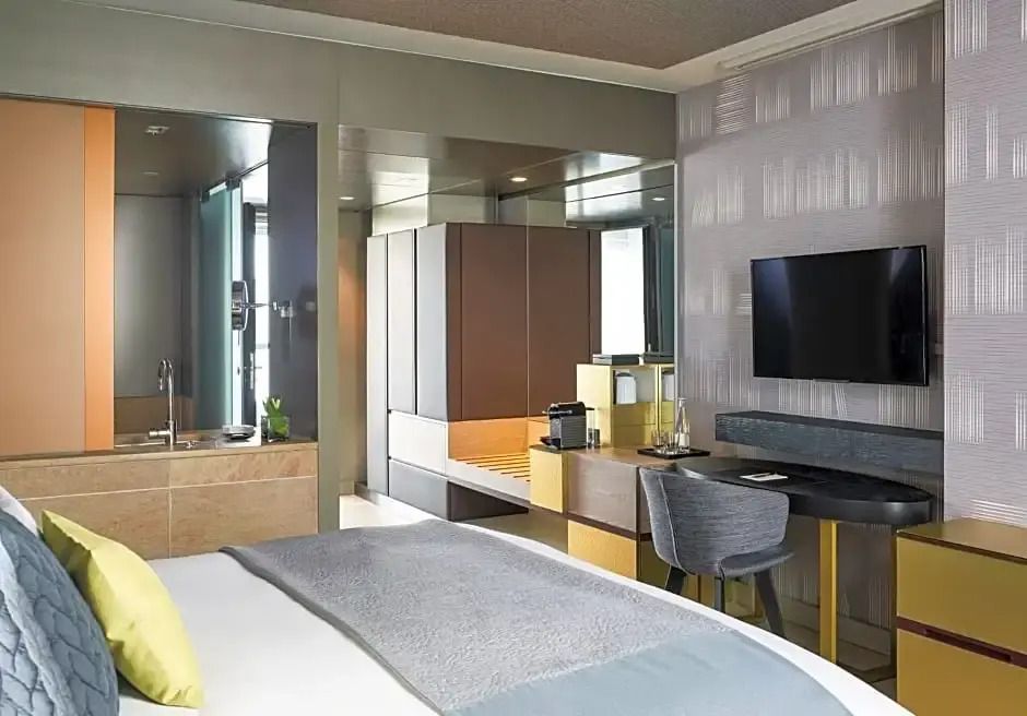 Modernes Superior Doppelzimmer mit Schreibtisch und Flachbildfernseher